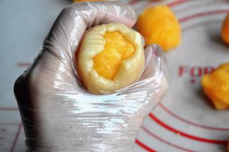 慢慢用虎口往上推，捏紧收口，轻轻搓圆。