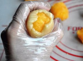 慢慢用虎口往上推，捏紧收口，轻轻搓圆。