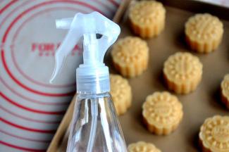 提前预热烤箱190度，在月饼放入烤箱前，给月饼喷水，防止表皮干裂。