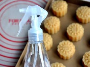 提前预热烤箱190度，在月饼放入烤箱前，给月饼喷水，防止表皮干裂。