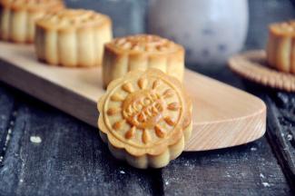 美美的月饼出炉了，凉透后入冰箱密封冷藏，保质期不超过1周。