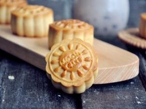 美美的月饼出炉了，凉透后入冰箱密封冷藏，保质期不超过1周。