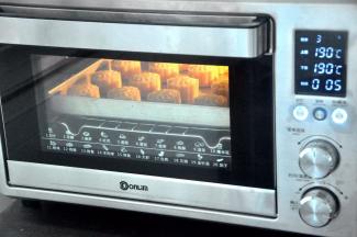 放入烤箱烤5分钟给月饼定型，取出给月饼刷一层薄薄的蛋黄水，一定要很薄，切忌贪多，刷完后再放入烤箱烤15分钟，表面上色即可。（各家烤箱温度不一，请一定参照自家烤箱脾气调整时间与温度）