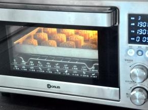 放入烤箱烤5分钟给月饼定型，取出给月饼刷一层薄薄的蛋黄水，一定要很薄，切忌贪多，刷完后再放入烤箱烤15分钟，表面上色即可。（各家烤箱温度不一，请一定参照自家烤箱脾气调整时间与温度）