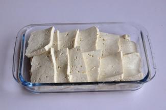 尽量不要选嫩豆腐，容易炸烂，将豆腐切成厚厚的一片片。