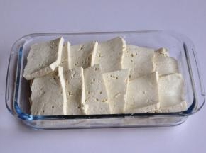 尽量不要选嫩豆腐，容易炸烂，将豆腐切成厚厚的一片片。