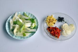 准备配料，如图。