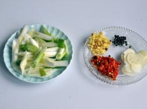 准备配料，如图。