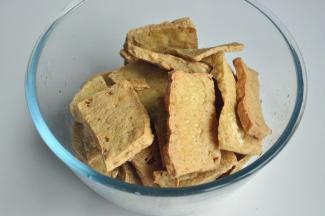 将炸好的豆腐，捞出沥干油，放入碗中备用 。