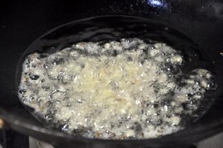 锅中热油至6成熟，倒入花椒、姜末。