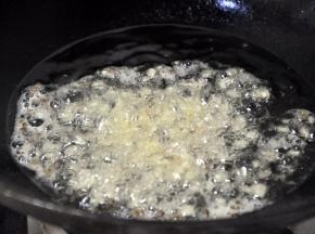 锅中热油至6成熟，倒入花椒、姜末。