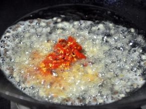 接着放入泡椒，翻炒几下，泡椒起到提味的作用，其实并不怎么辣，普通人都可以食用。