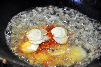 放入蒜片，炒出香味。