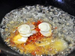 放入蒜片，炒出香味。