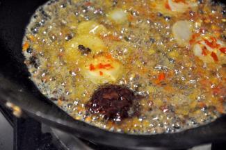 放入一勺郫县豆瓣酱，翻炒出香味。