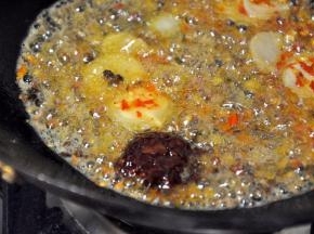 放入一勺郫县豆瓣酱，翻炒出香味。