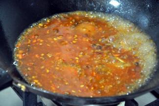 倒入适量的水，直到煮开。