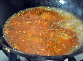 倒入适量的水，直到煮开。