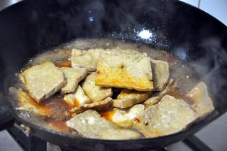 放入炸过的豆腐，小火烧进味。