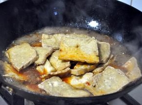 放入炸过的豆腐，小火烧进味。