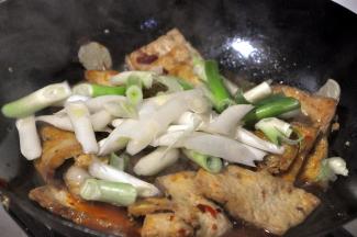 汤汁收得差不多的时候，倒入大葱段，翻炒入味即可起锅装盘。