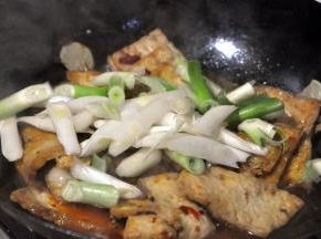 汤汁收得差不多的时候，倒入大葱段，翻炒入味即可起锅装盘。