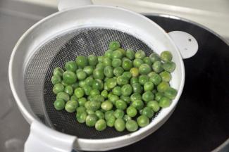 将青豆下水焯5分钟，青豆微软捞出沥干水份备用 。