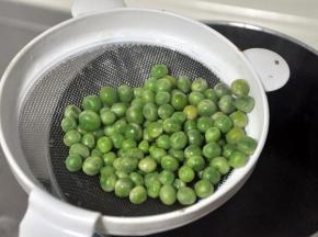 将青豆下水焯5分钟，青豆微软捞出沥干水份备用 。