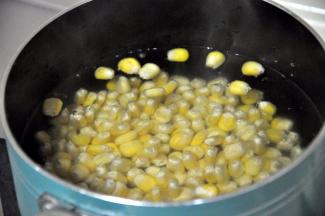将玉米下水焯2分钟，捞出沥干水份备用 。