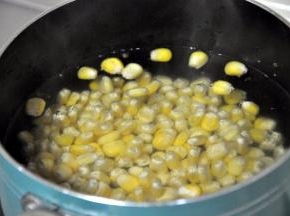 将玉米下水焯2分钟，捞出沥干水份备用 。