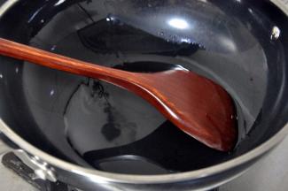 .锅中放入少量玉米油或者橄榄油，我这个锅比较坦，看着油多，其实并不多。