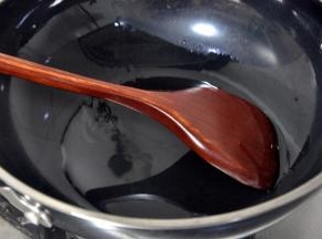 .锅中放入少量玉米油或者橄榄油，我这个锅比较坦，看着油多，其实并不多。