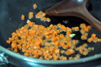 油热后倒入胡萝卜粒，炒至断生。