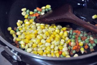 倒入玉米，继续翻炒。