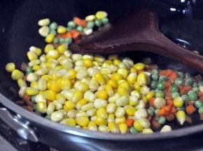 倒入玉米，继续翻炒。