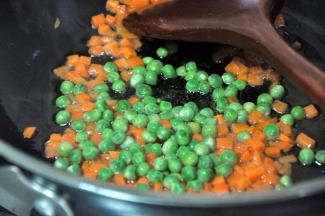 接着倒入青豆，快速翻炒几下。