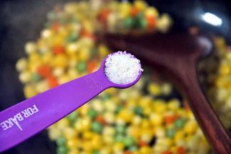 .加入一勺盐，翻炒均匀，为了保证颜色好看，不要放生抽。