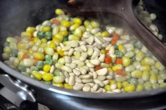 倒入松仁，翻炒几下起锅。我用的是熟松仁，因此起锅前放，如果是生的，在放胡萝卜前放。