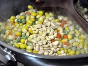 倒入松仁，翻炒几下起锅。我用的是熟松仁，因此起锅前放，如果是生的，在放胡萝卜前放。