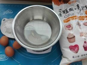 准备好材料，将牛奶，玉米油，糖10克混合