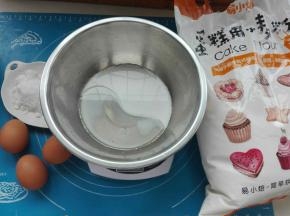 准备好材料，将牛奶，玉米油，糖10克混合