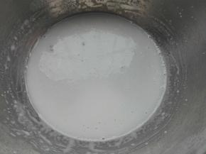 牛奶，玉米油，糖混合搅拌乳化状态