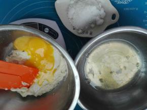 放入蛋黄，蛋白另外放入无水无油干净盆中