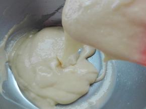 同样划Z形将蛋黄拌至均匀，呈滑顺状态