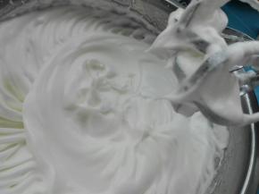 将糖35克分三次同蛋白打发，蛋白同时滴入几滴柠檬汁或者白醋，打发至提起打蛋器，有直立挺拔的小尖头