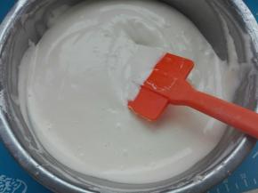 将打发好的蛋白分三次同蛋黄糊轻盈快速翻拌手法翻拌至均匀