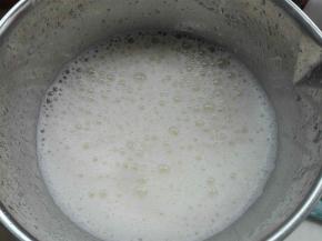 打发至细腻泡泡即可