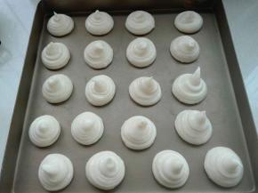 在烤盘中挤出均等大小