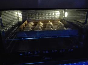 烤箱预热，放中层，上下火150度，20分钟（根据自家烤箱实际温度操作）