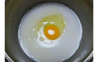 打入一个鸡蛋搅拌均匀